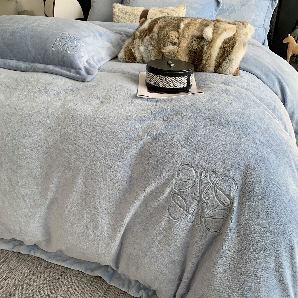 91家纺网 家纺一手货源 找家纺 莱豫家纺 2025秋冬新品加厚牛奶绒刺绣款四件套宽边工艺全消光牛奶绒 罗意威普鲁士蓝