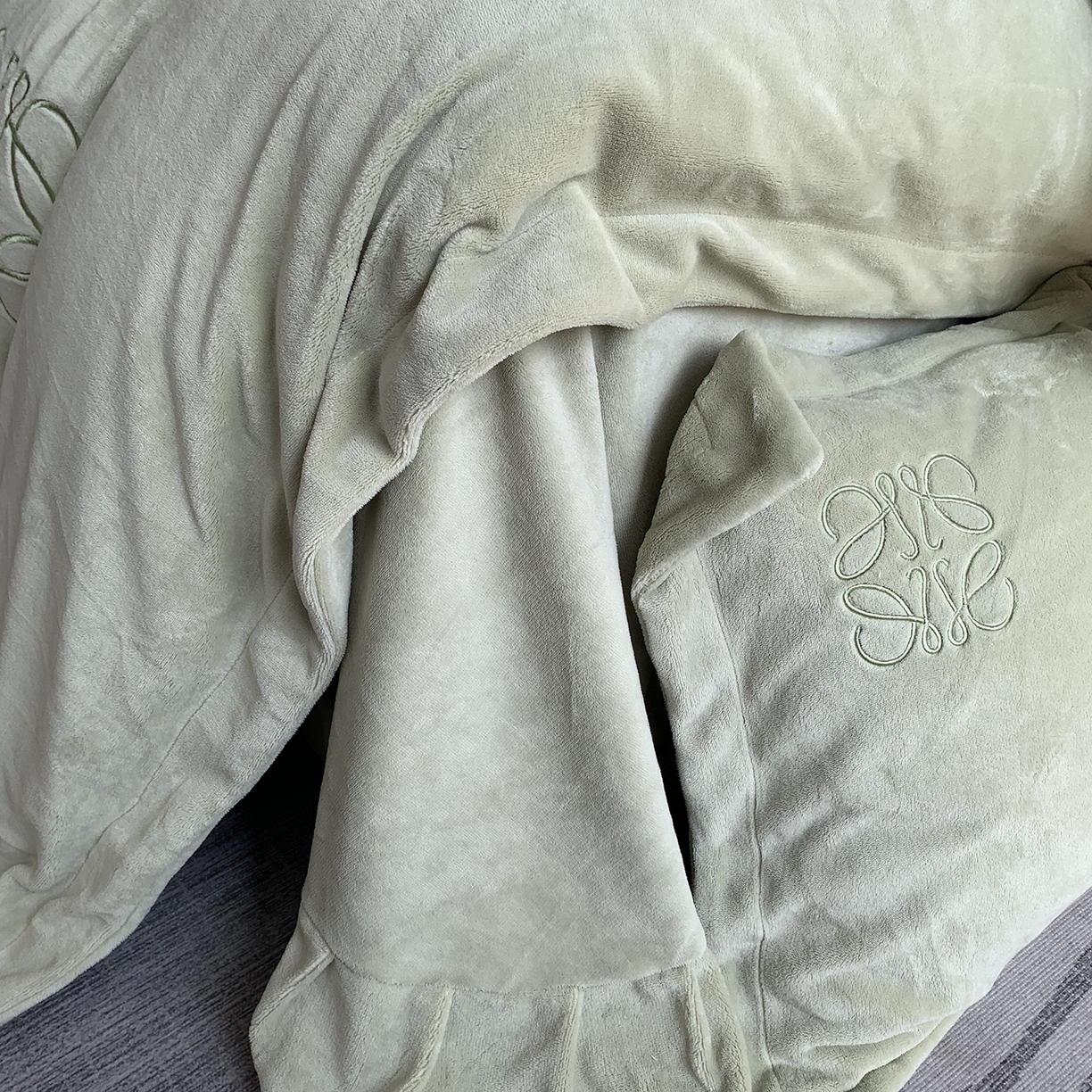 91家纺网 家纺一手货源 找家纺 莱豫家纺 2025秋冬新品加厚牛奶绒刺绣款四件套宽边工艺全消光牛奶绒 罗意威绿罗春