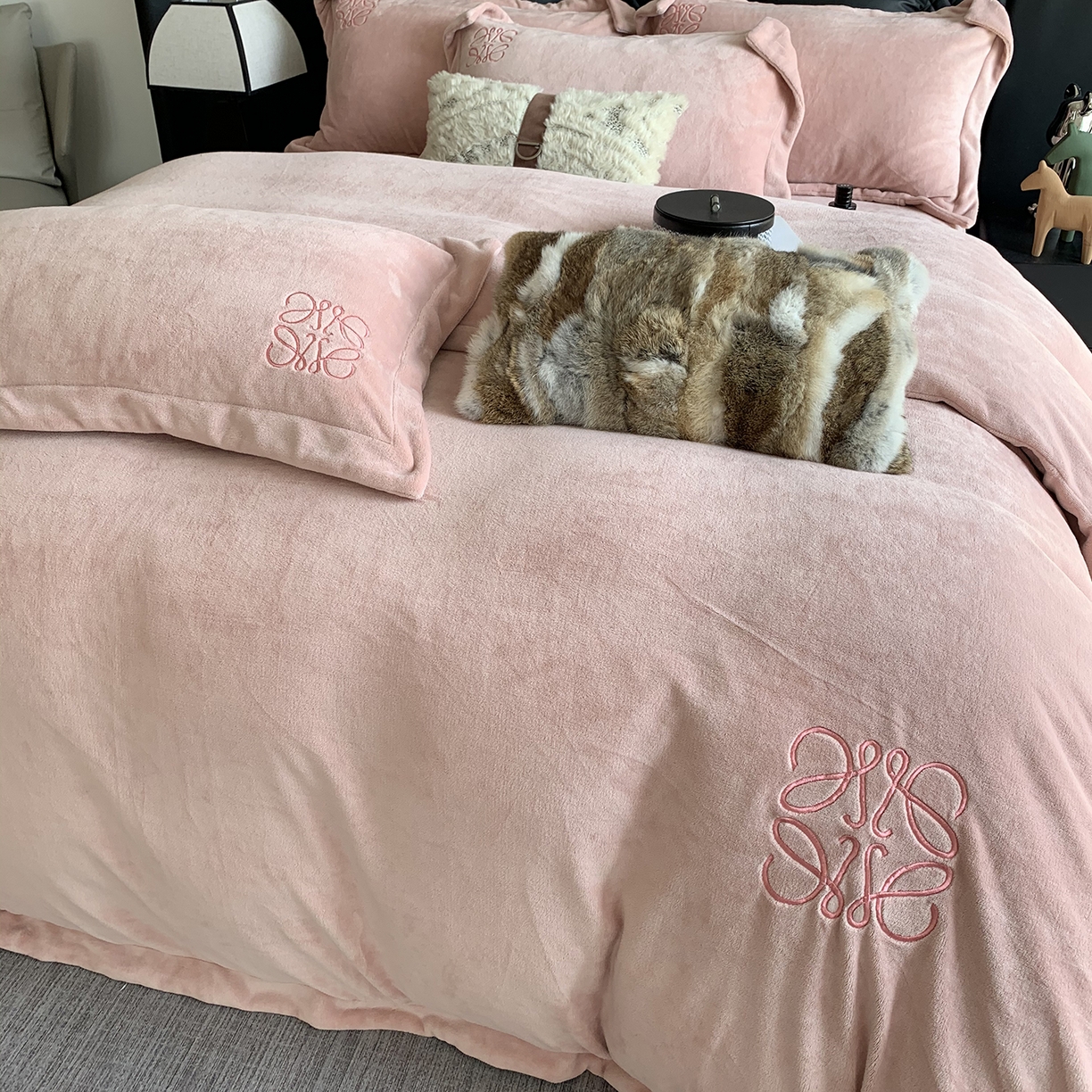 91家纺网 家纺一手货源 找家纺 莱豫家纺 2025秋冬新品加厚牛奶绒刺绣款四件套宽边工艺全消光牛奶绒 罗意威薄雾玫瑰