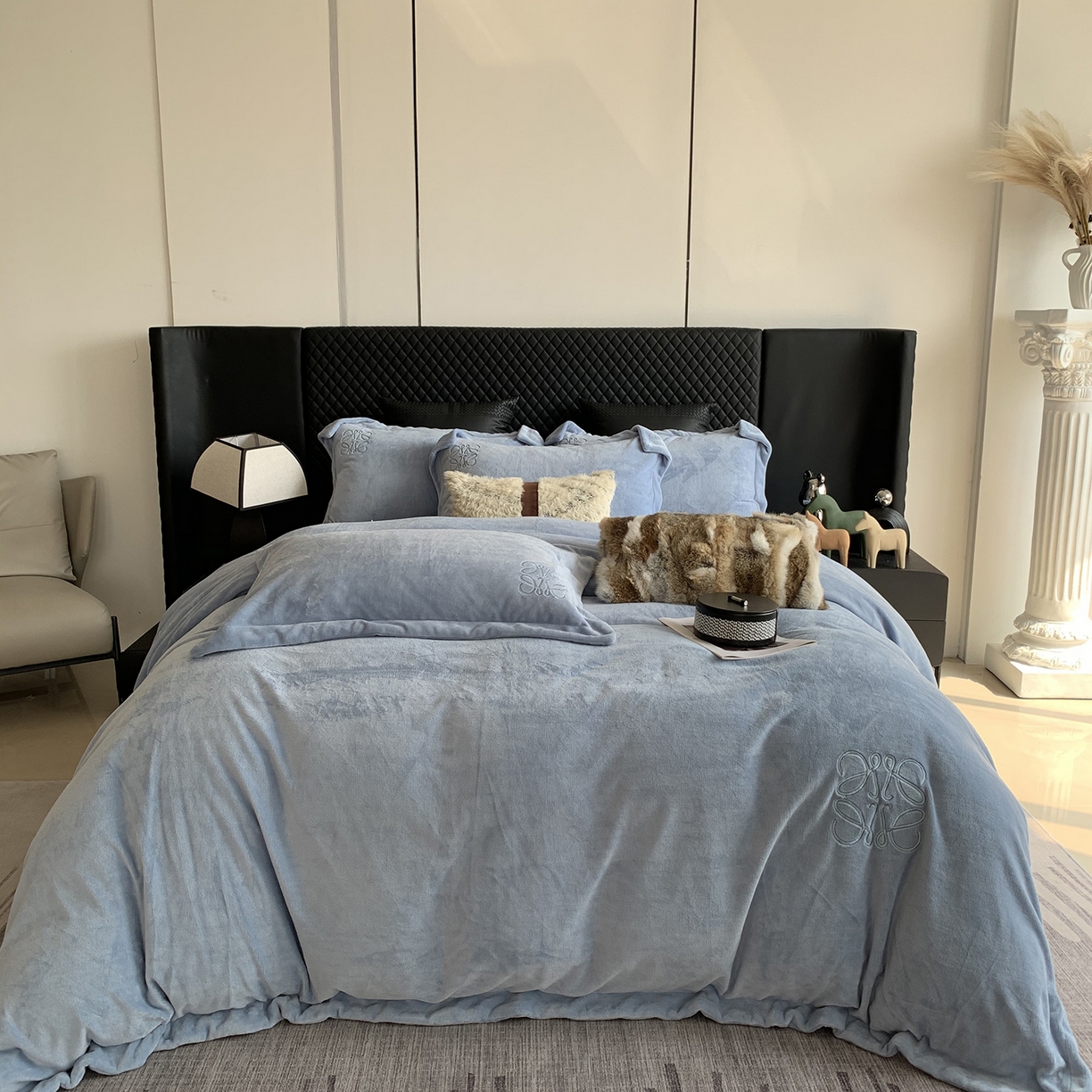 91家纺网 家纺一手货源 找家纺 莱豫家纺 2025秋冬新品加厚牛奶绒刺绣款四件套宽边工艺全消光牛奶绒 罗意威普鲁士蓝