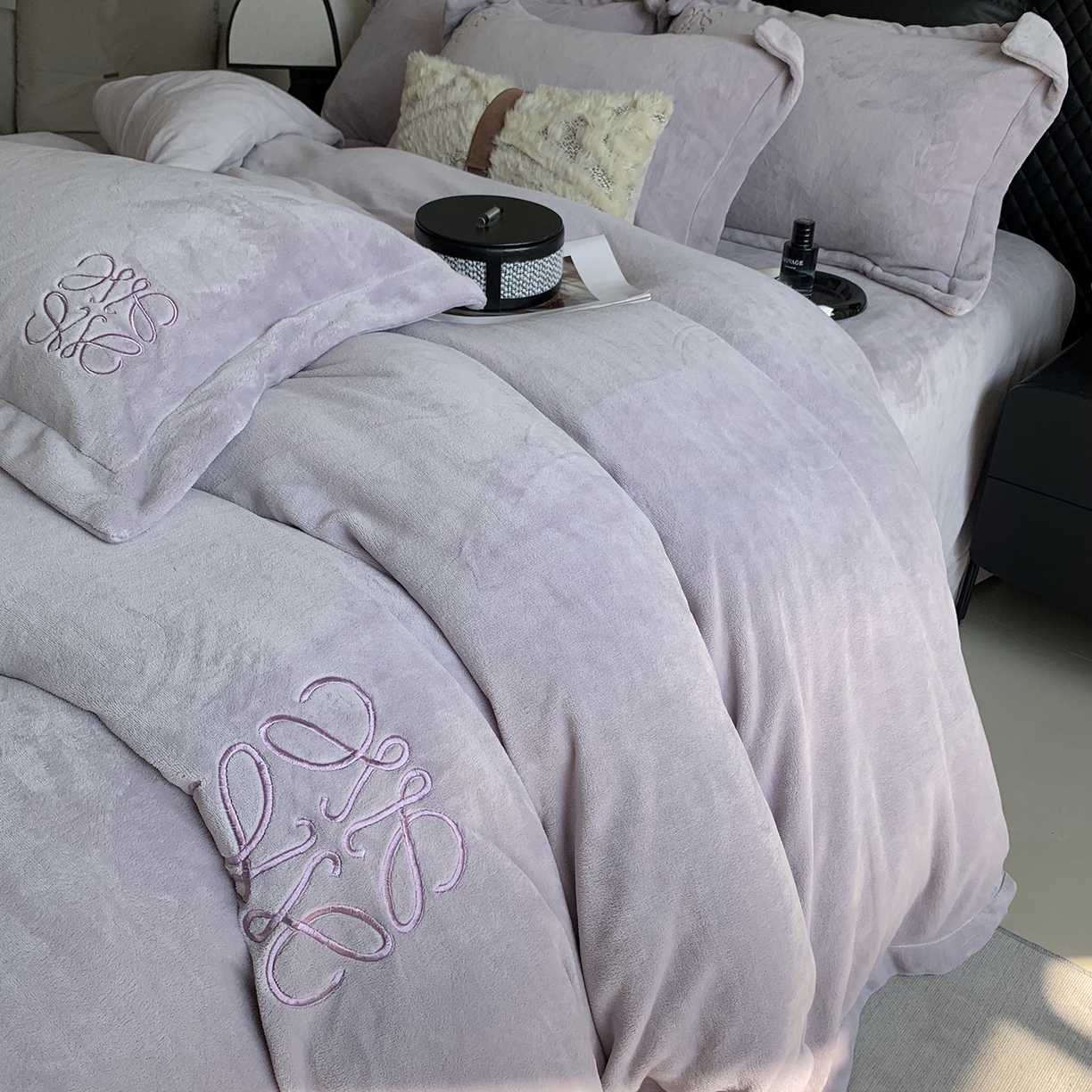 91家纺网 家纺一手货源 找家纺 莱豫家纺 2025秋冬新品加厚牛奶绒刺绣款四件套宽边工艺全消光牛奶绒 罗意威梦幻紫