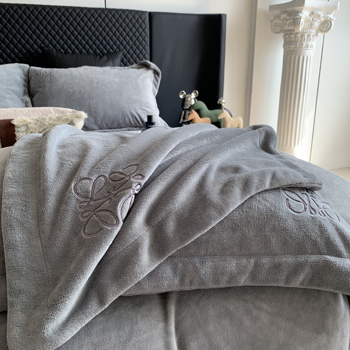 91家纺网 家纺一手货源 找家纺 莱豫家纺 2025秋冬新品加厚牛奶绒刺绣款四件套宽边工艺全消光牛奶绒 罗意威玛瑙灰