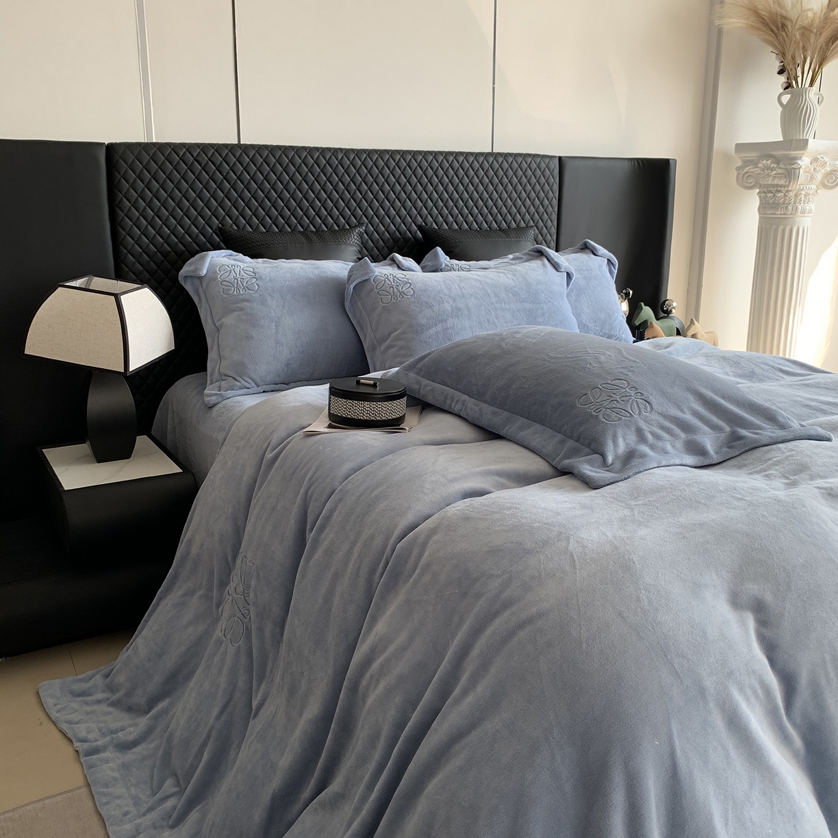 91家纺网 家纺一手货源 找家纺 莱豫家纺 2025秋冬新品加厚牛奶绒刺绣款四件套宽边工艺全消光牛奶绒 罗意威普鲁士蓝