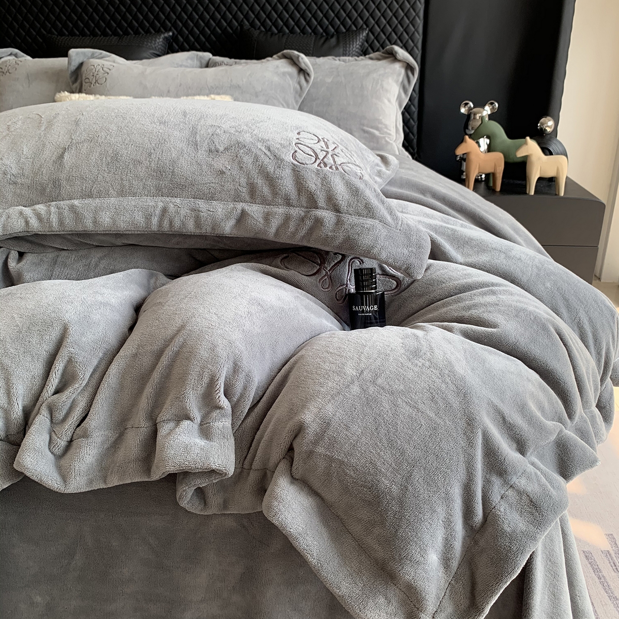 91家纺网 家纺一手货源 找家纺 莱豫家纺 2025秋冬新品加厚牛奶绒刺绣款四件套宽边工艺全消光牛奶绒 罗意威玛瑙灰