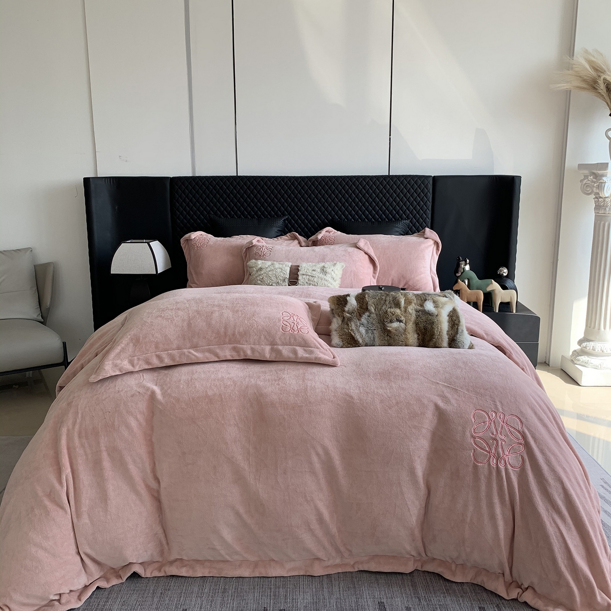 91家纺网 家纺一手货源 找家纺 （总）莱豫家纺 2025秋冬新品加厚牛奶绒刺绣款四件套宽边工艺全消光牛奶绒