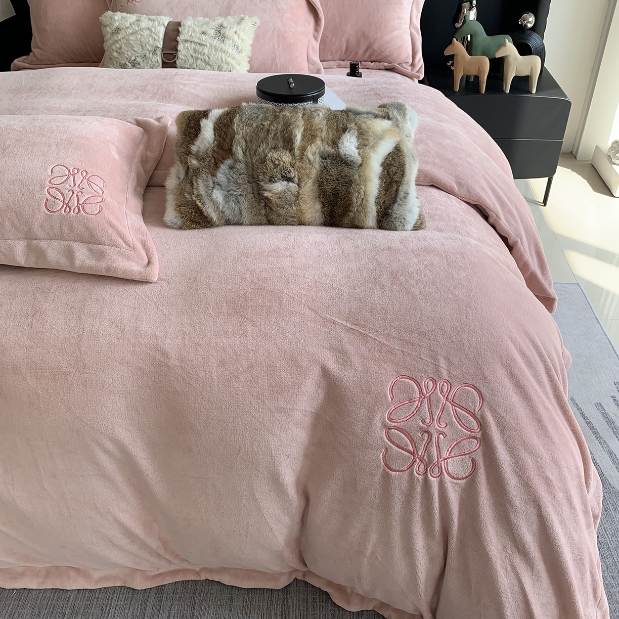 91家纺网 家纺一手货源 找家纺 莱豫家纺 2025秋冬新品加厚牛奶绒刺绣款四件套宽边工艺全消光牛奶绒 罗意威薄雾玫瑰