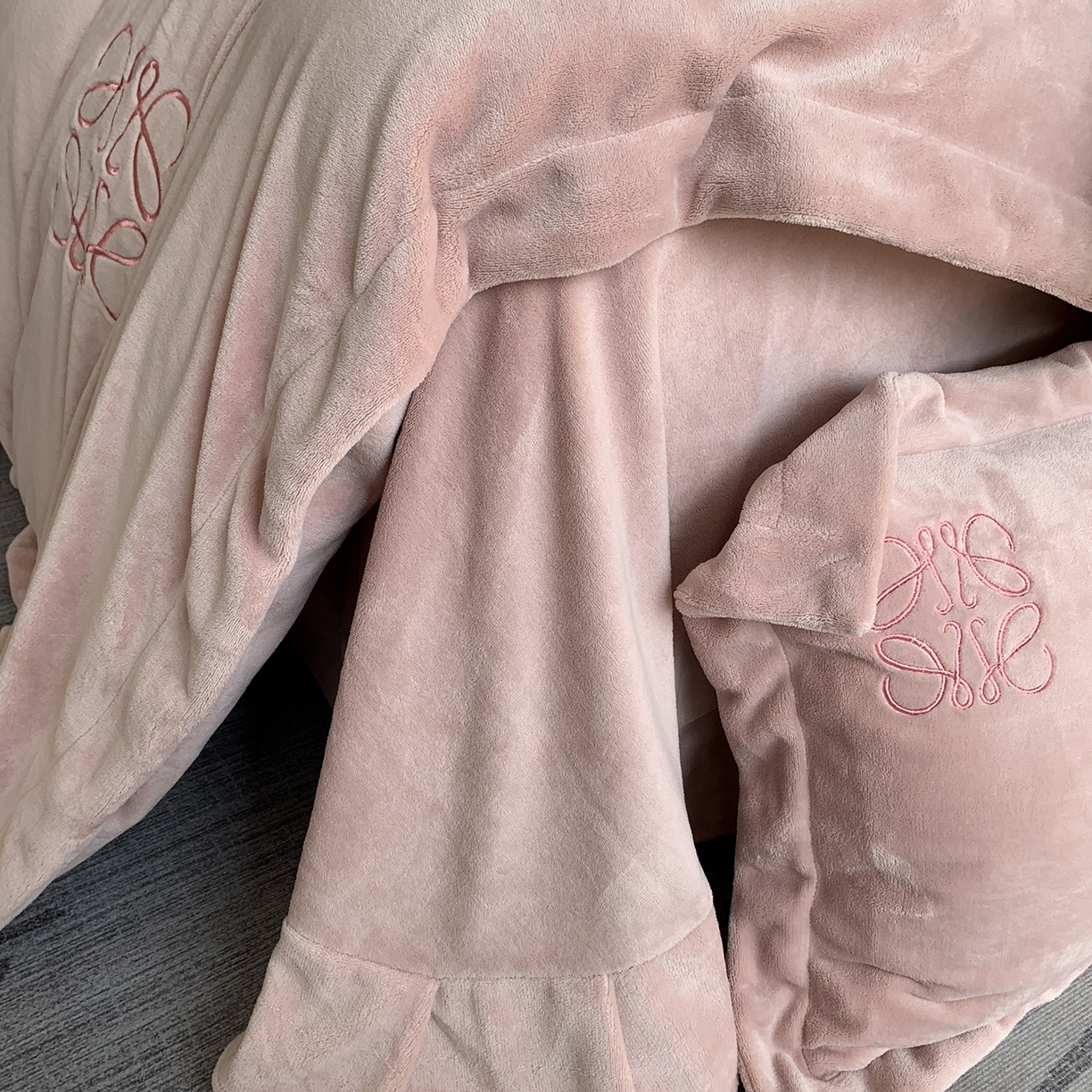 91家纺网 家纺一手货源 找家纺 （总）莱豫家纺 2025秋冬新品加厚牛奶绒刺绣款四件套宽边工艺全消光牛奶绒