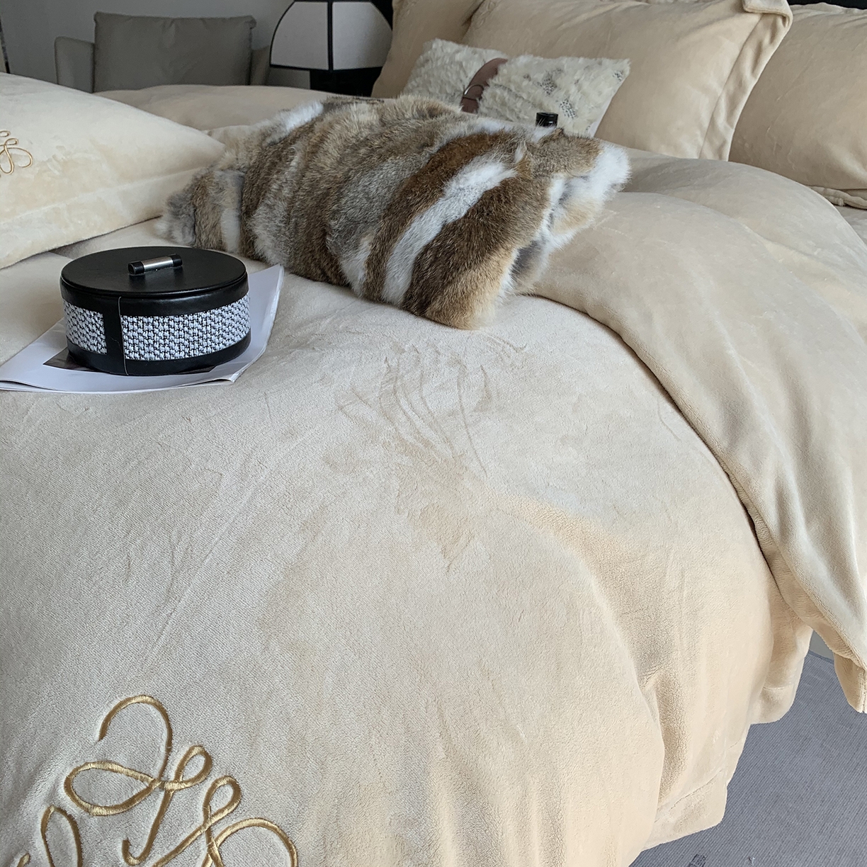 91家纺网 家纺一手货源 找家纺 莱豫家纺 2025秋冬新品加厚牛奶绒刺绣款四件套宽边工艺全消光牛奶绒 罗意威温柔浅杏