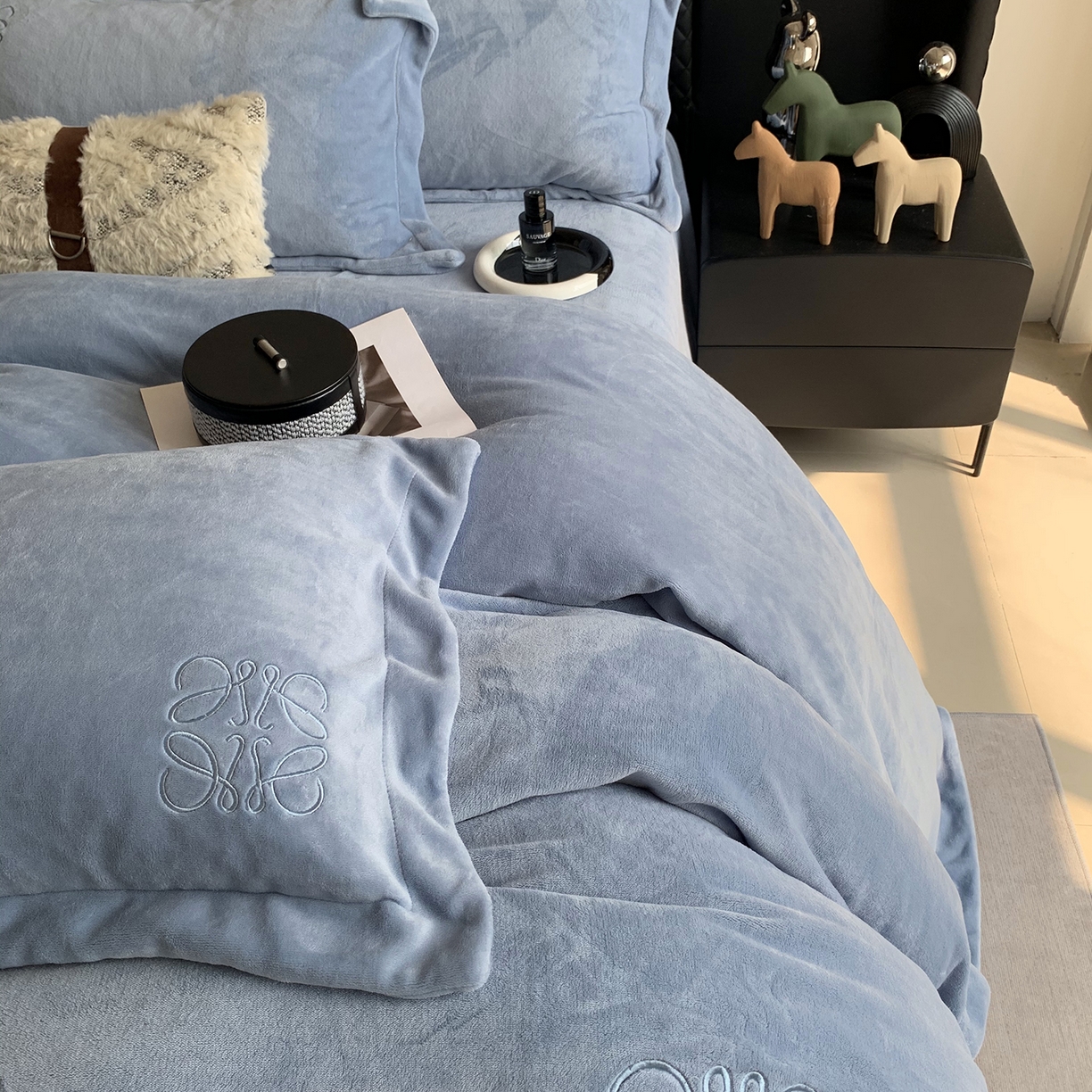 91家纺网 家纺一手货源 找家纺 莱豫家纺 2025秋冬新品加厚牛奶绒刺绣款四件套宽边工艺全消光牛奶绒 罗意威普鲁士蓝