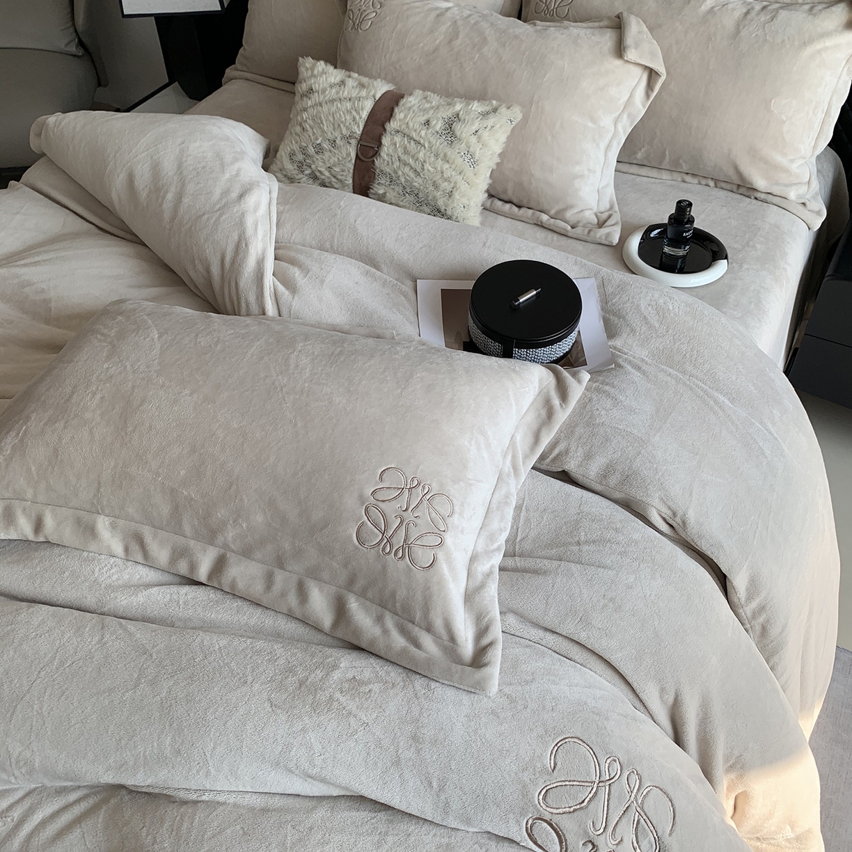 91家纺网 家纺一手货源 找家纺 莱豫家纺 2025秋冬新品加厚牛奶绒刺绣款四件套宽边工艺全消光牛奶绒 罗意威蛋奶咖