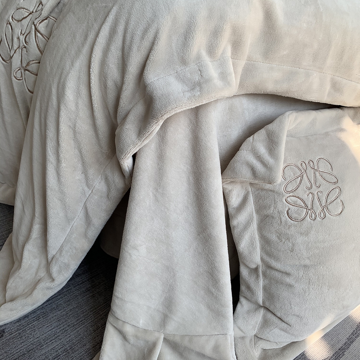 91家纺网 家纺一手货源 找家纺 莱豫家纺 2025秋冬新品加厚牛奶绒刺绣款四件套宽边工艺全消光牛奶绒 罗意威蛋奶咖