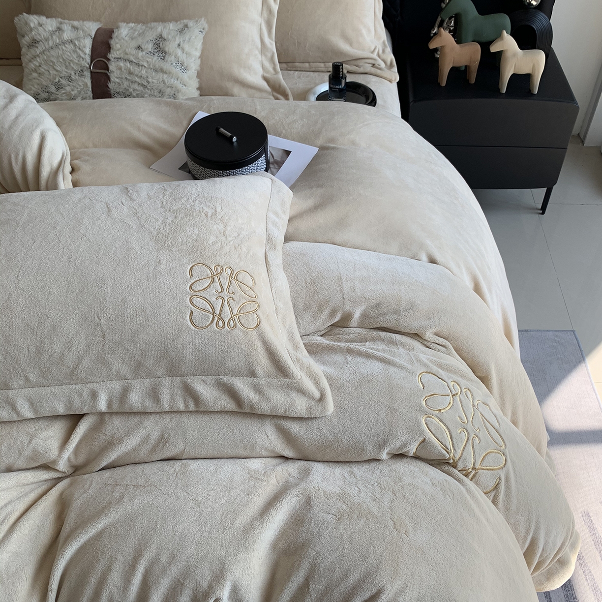 91家纺网 家纺一手货源 找家纺 莱豫家纺 2025秋冬新品加厚牛奶绒刺绣款四件套宽边工艺全消光牛奶绒 罗意威温柔浅杏