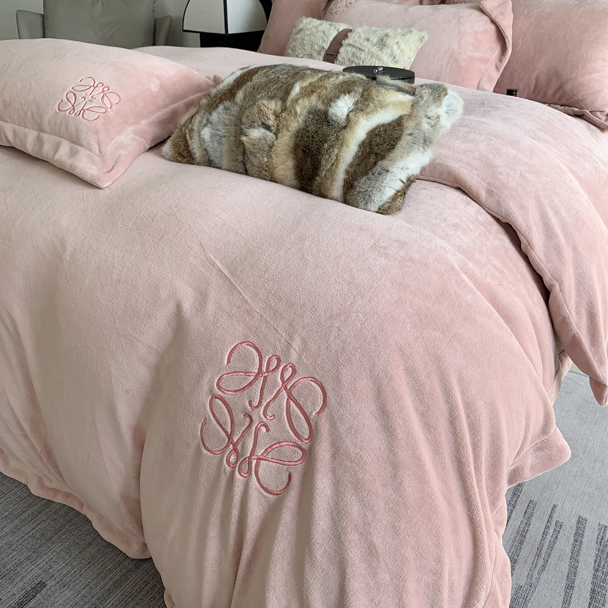 91家纺网 家纺一手货源 找家纺 （总）莱豫家纺 2025秋冬新品加厚牛奶绒刺绣款四件套宽边工艺全消光牛奶绒