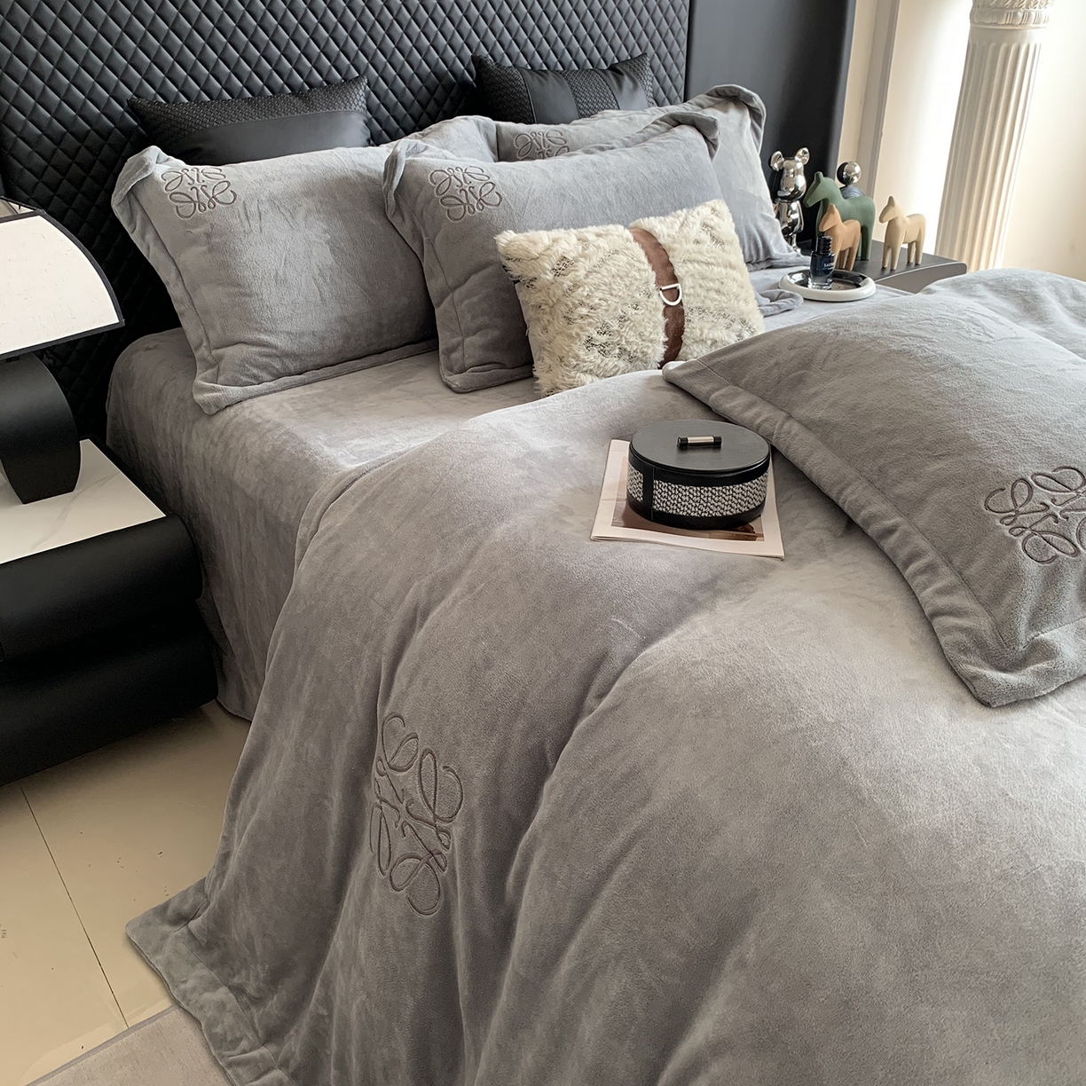 91家纺网 家纺一手货源 找家纺 莱豫家纺 2025秋冬新品加厚牛奶绒刺绣款四件套宽边工艺全消光牛奶绒 罗意威玛瑙灰