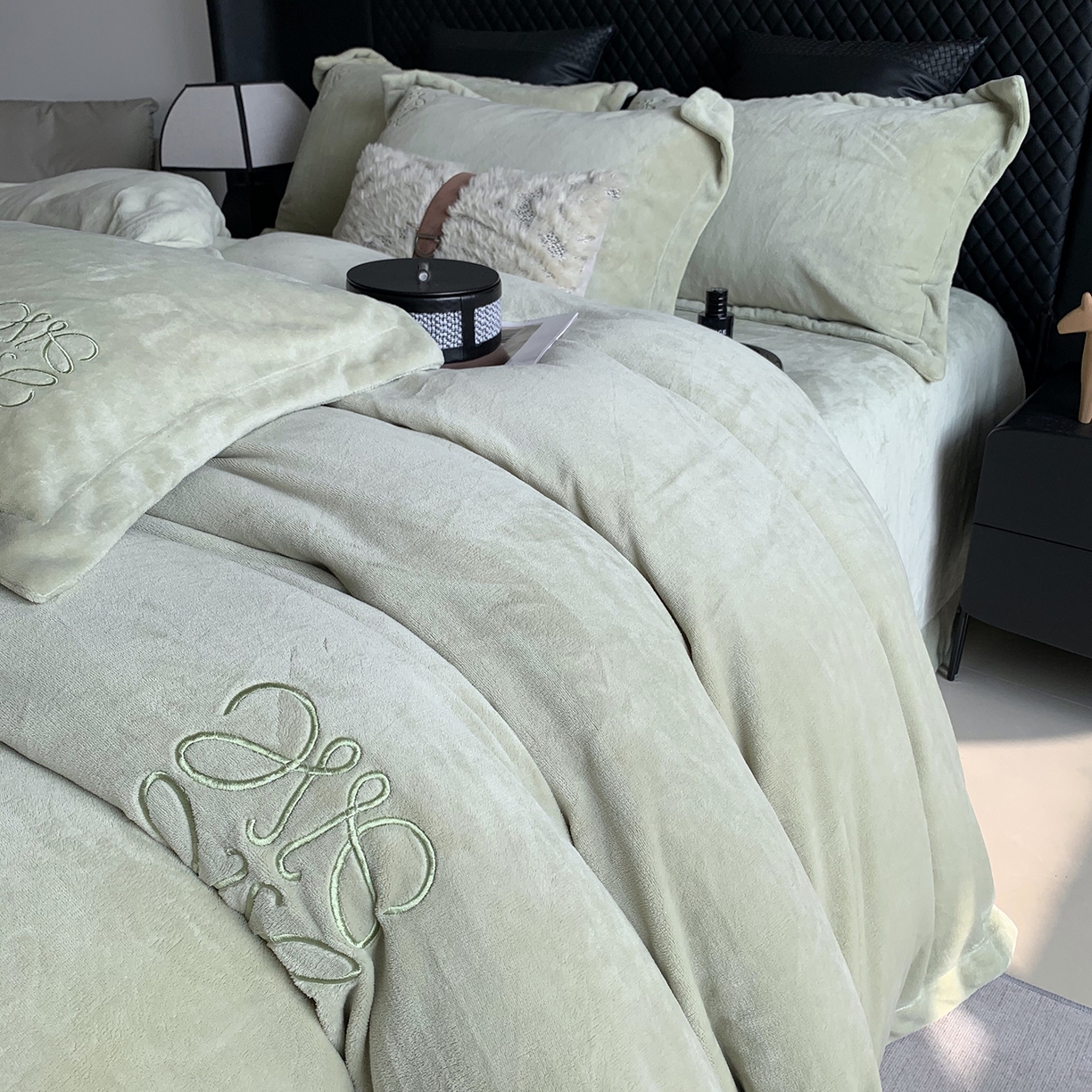 91家纺网 家纺一手货源 找家纺 莱豫家纺 2025秋冬新品加厚牛奶绒刺绣款四件套宽边工艺全消光牛奶绒 罗意威绿罗春