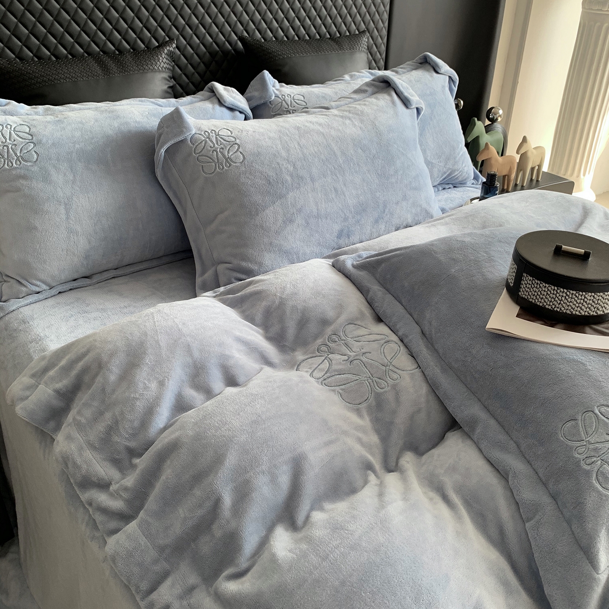 91家纺网 家纺一手货源 找家纺 莱豫家纺 2025秋冬新品加厚牛奶绒刺绣款四件套宽边工艺全消光牛奶绒 罗意威普鲁士蓝