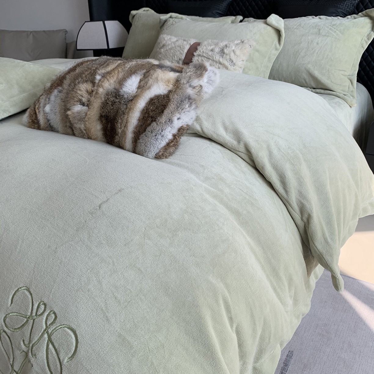 91家纺网 家纺一手货源 找家纺 莱豫家纺 2025秋冬新品加厚牛奶绒刺绣款四件套宽边工艺全消光牛奶绒 罗意威绿罗春