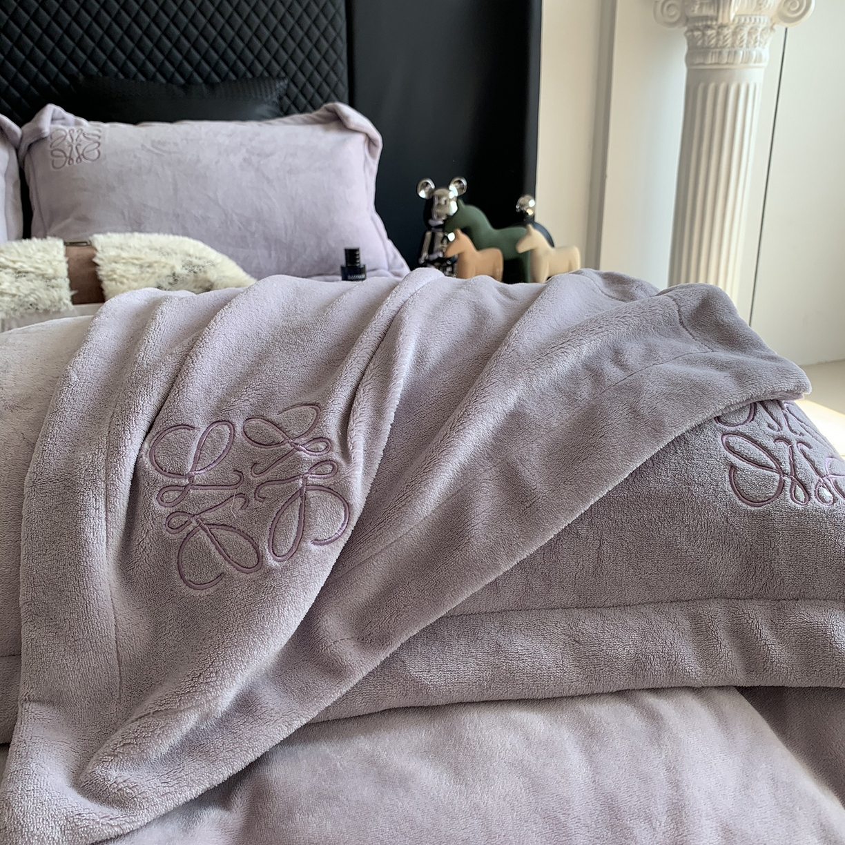 91家纺网 家纺一手货源 找家纺 莱豫家纺 2025秋冬新品加厚牛奶绒刺绣款四件套宽边工艺全消光牛奶绒 罗意威梦幻紫