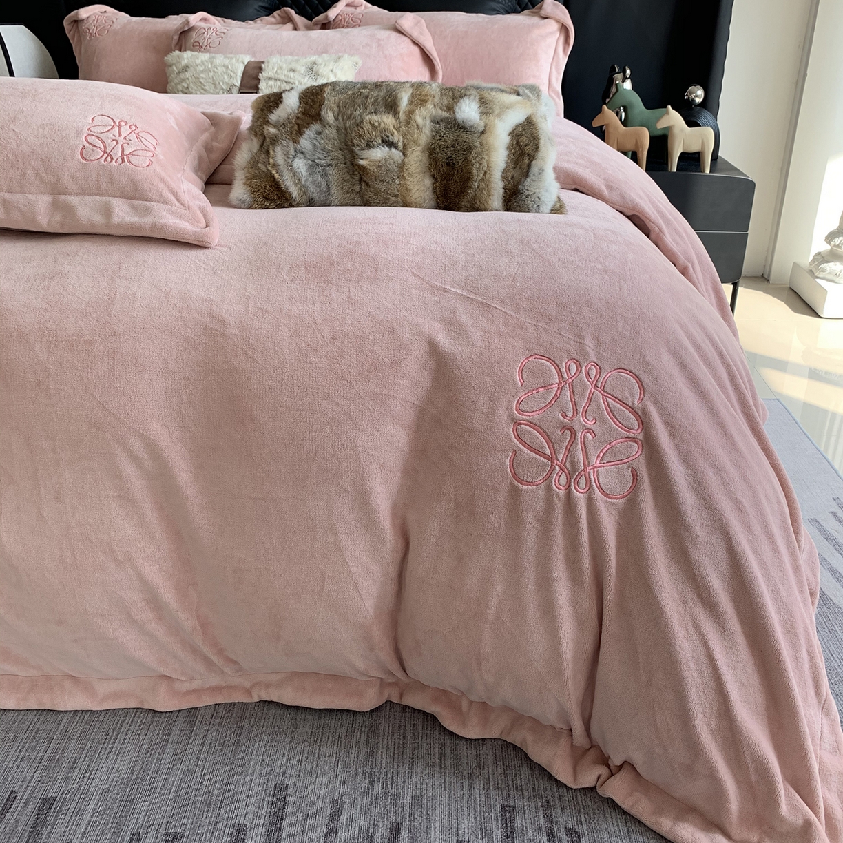 91家纺网 家纺一手货源 找家纺 莱豫家纺 2025秋冬新品加厚牛奶绒刺绣款四件套宽边工艺全消光牛奶绒 罗意威薄雾玫瑰