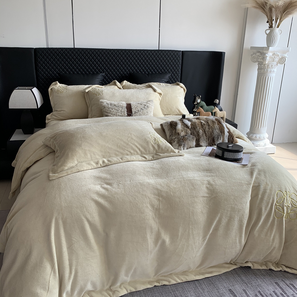 91家纺网 家纺一手货源 找家纺 莱豫家纺 2025秋冬新品加厚牛奶绒刺绣款四件套宽边工艺全消光牛奶绒 罗意威清新雪梨