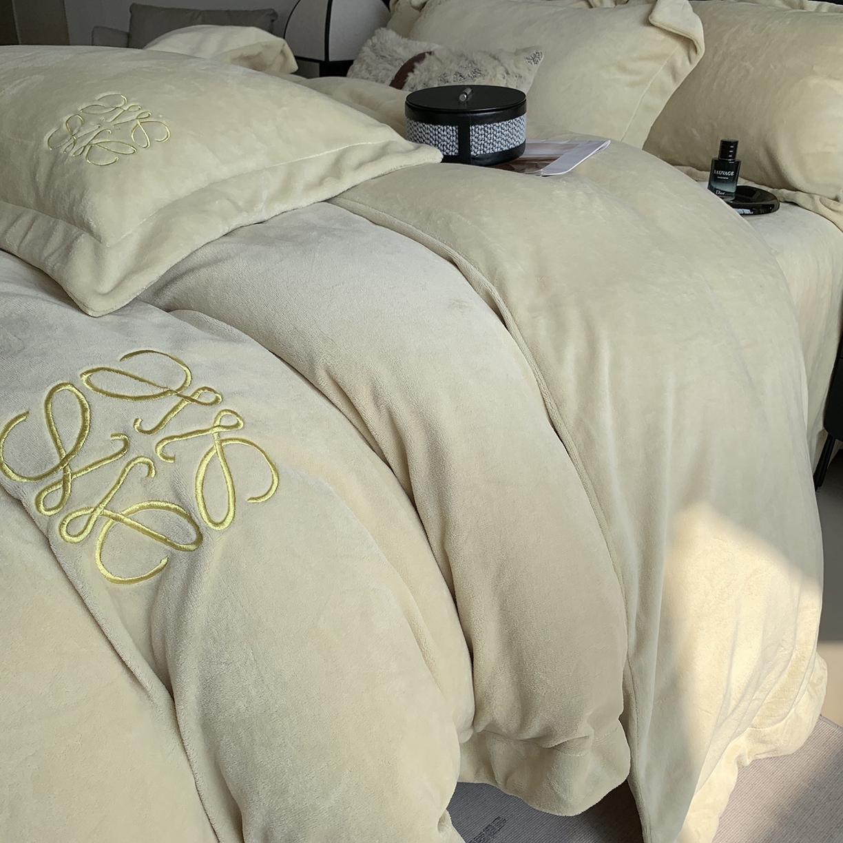 91家纺网 家纺一手货源 找家纺 莱豫家纺 2025秋冬新品加厚牛奶绒刺绣款四件套宽边工艺全消光牛奶绒 罗意威清新雪梨