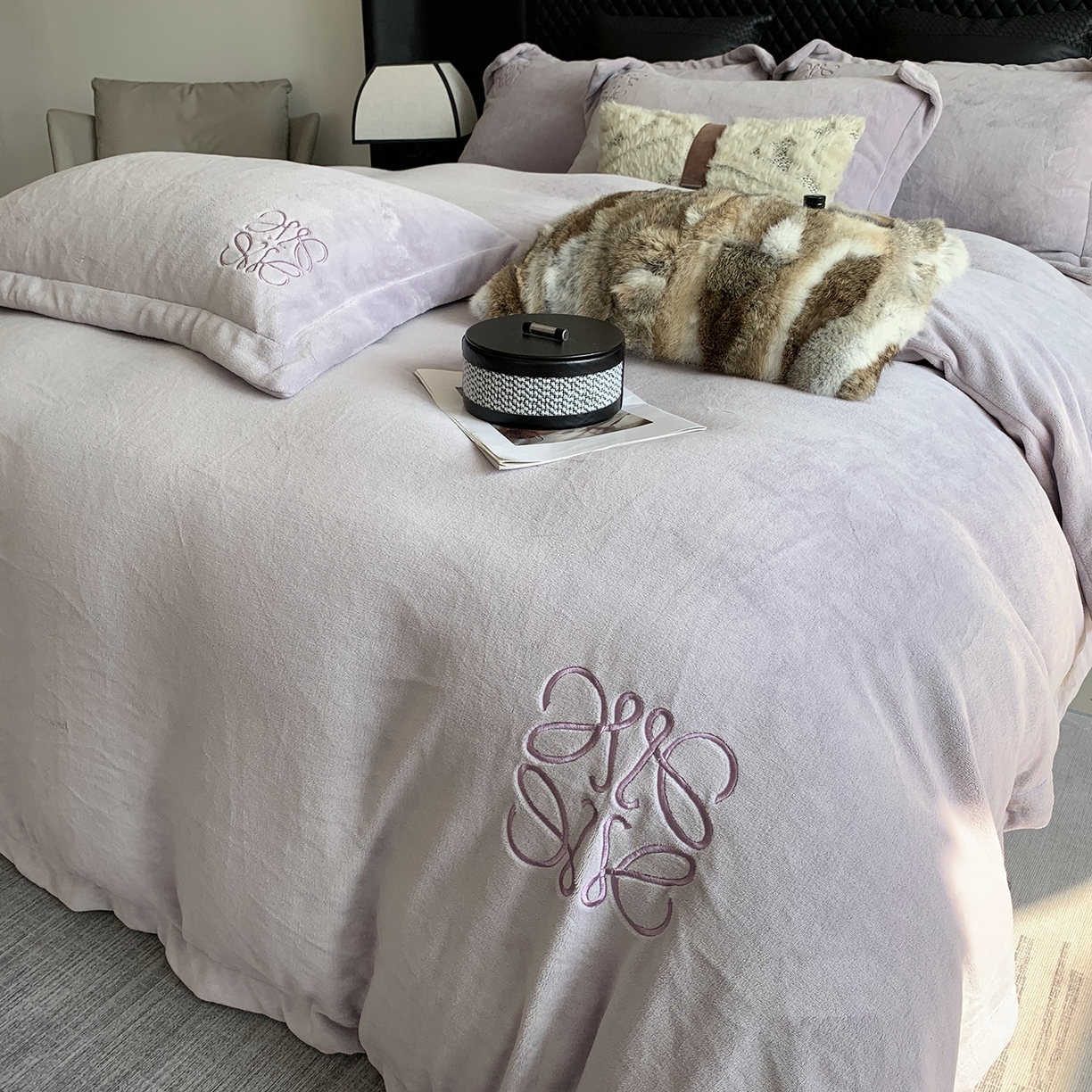 91家纺网 家纺一手货源 找家纺 莱豫家纺 2025秋冬新品加厚牛奶绒刺绣款四件套宽边工艺全消光牛奶绒 罗意威梦幻紫