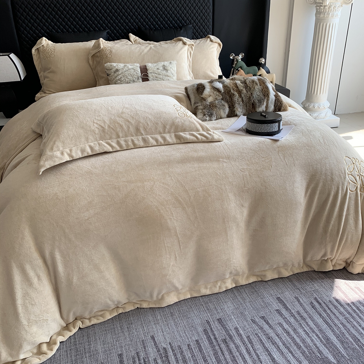 91家纺网 家纺一手货源 找家纺 莱豫家纺 2025秋冬新品加厚牛奶绒刺绣款四件套宽边工艺全消光牛奶绒 罗意威温柔浅杏