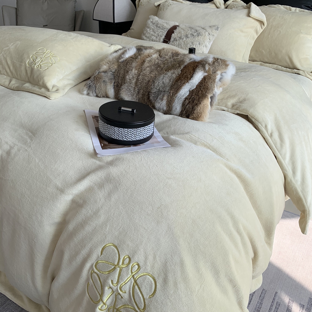 91家纺网 家纺一手货源 找家纺 莱豫家纺 2025秋冬新品加厚牛奶绒刺绣款四件套宽边工艺全消光牛奶绒 罗意威清新雪梨