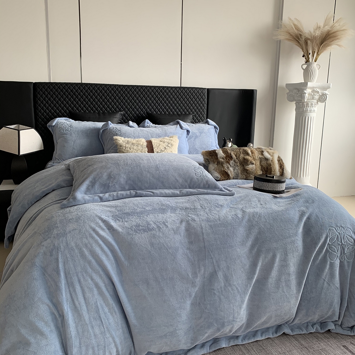 91家纺网 家纺一手货源 找家纺 莱豫家纺 2025秋冬新品加厚牛奶绒刺绣款四件套宽边工艺全消光牛奶绒 罗意威普鲁士蓝