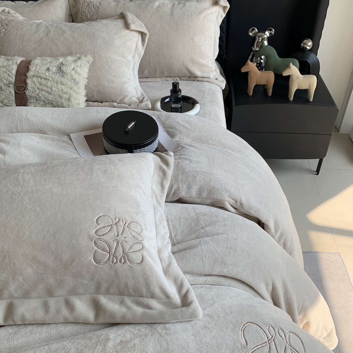 91家纺网 家纺一手货源 找家纺 莱豫家纺 2025秋冬新品加厚牛奶绒刺绣款四件套宽边工艺全消光牛奶绒 罗意威蛋奶咖