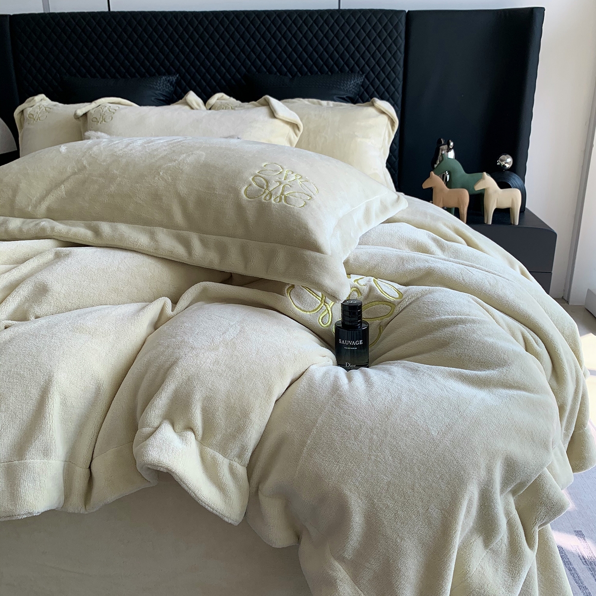 91家纺网 家纺一手货源 找家纺 莱豫家纺 2025秋冬新品加厚牛奶绒刺绣款四件套宽边工艺全消光牛奶绒 罗意威清新雪梨