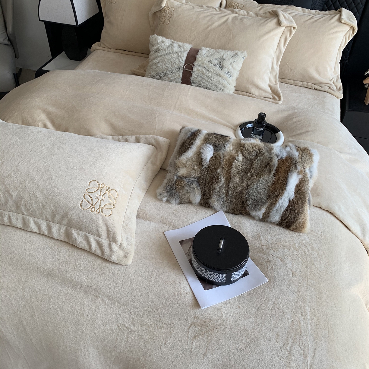 91家纺网 家纺一手货源 找家纺 莱豫家纺 2025秋冬新品加厚牛奶绒刺绣款四件套宽边工艺全消光牛奶绒 罗意威温柔浅杏