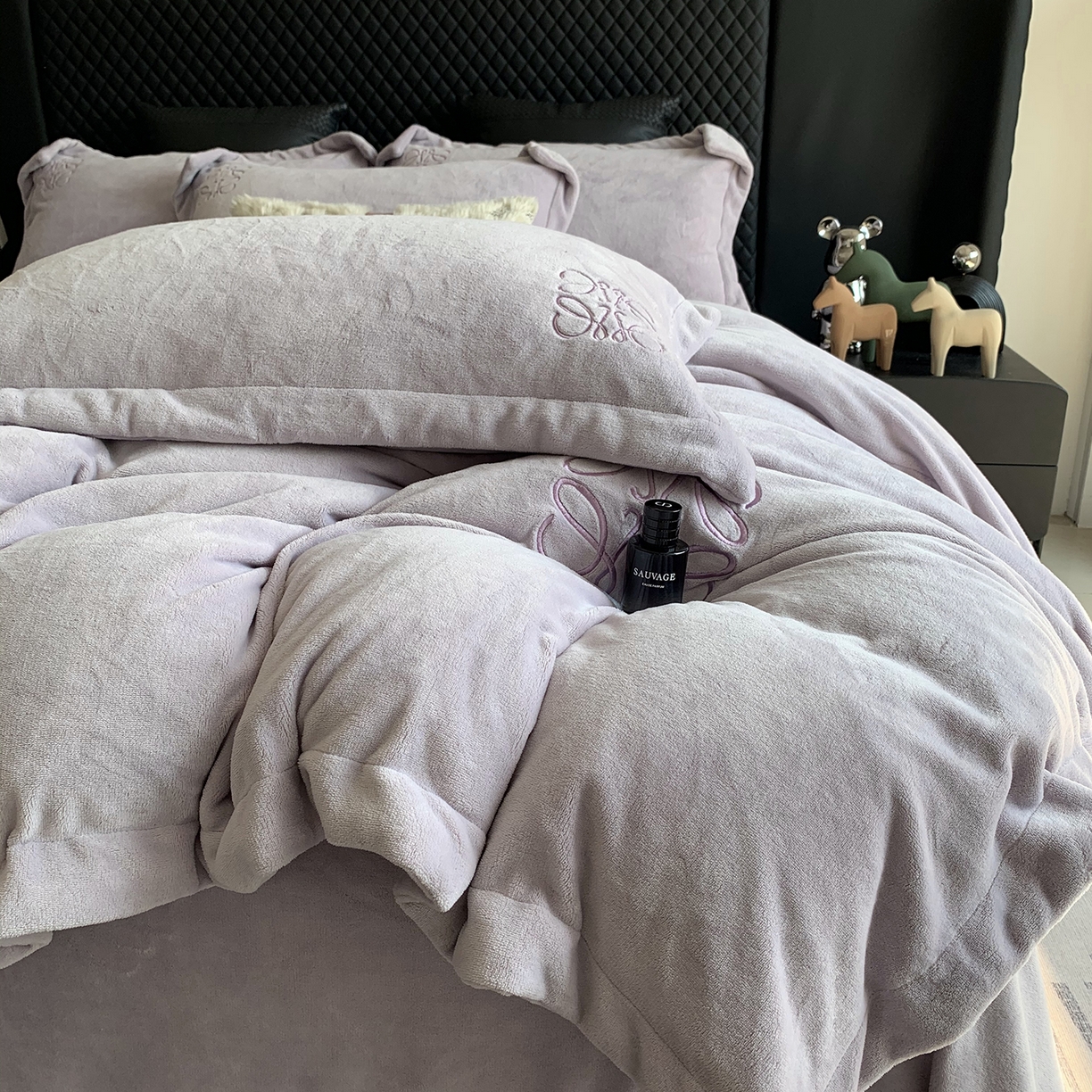 91家纺网 家纺一手货源 找家纺 莱豫家纺 2025秋冬新品加厚牛奶绒刺绣款四件套宽边工艺全消光牛奶绒 罗意威梦幻紫