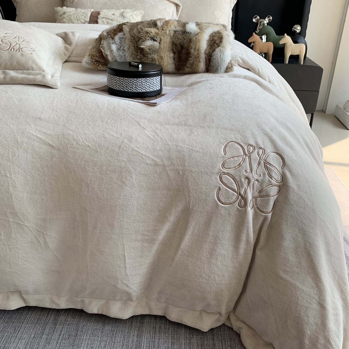 91家纺网 家纺一手货源 找家纺 莱豫家纺 2025秋冬新品加厚牛奶绒刺绣款四件套宽边工艺全消光牛奶绒 罗意威蛋奶咖