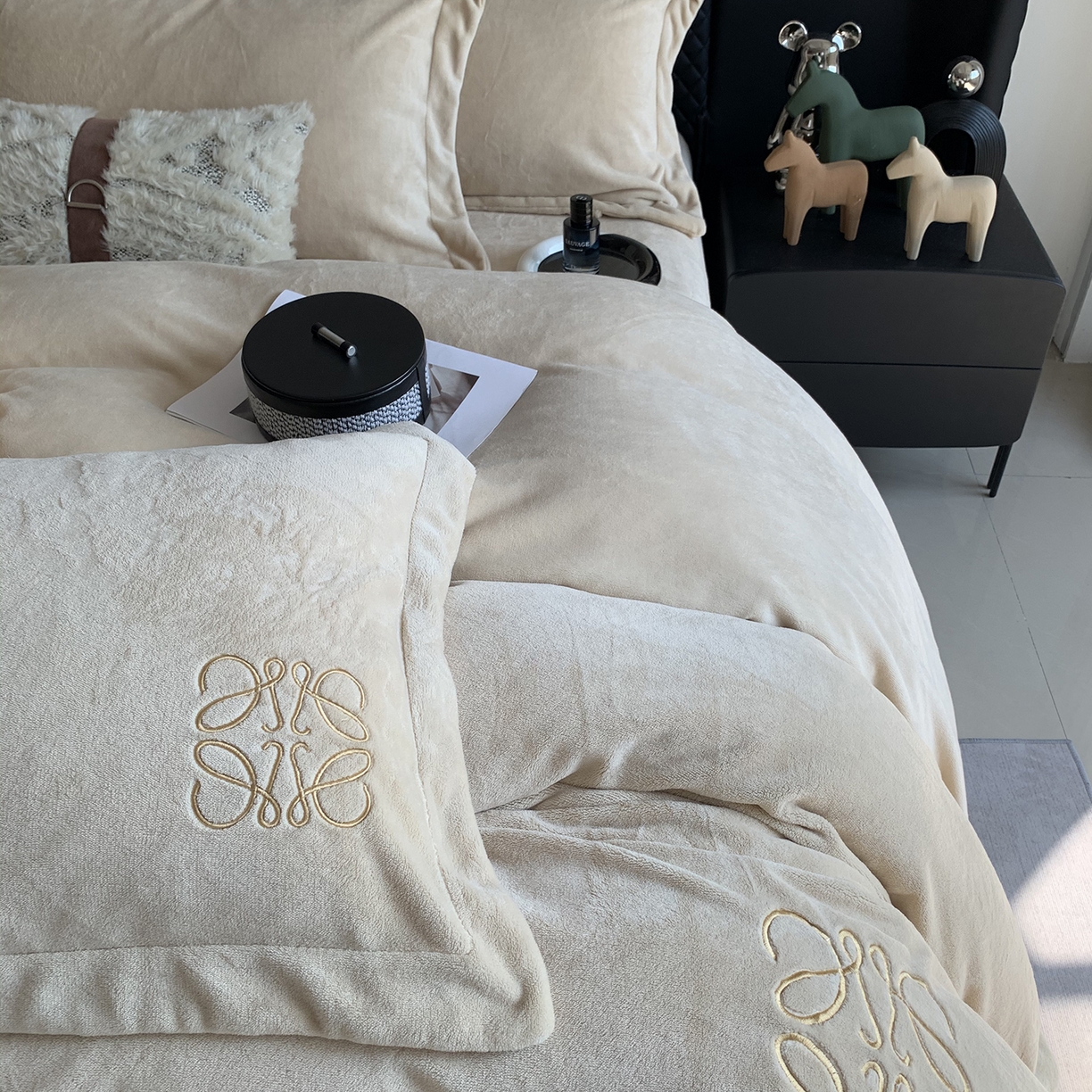 91家纺网 家纺一手货源 找家纺 莱豫家纺 2025秋冬新品加厚牛奶绒刺绣款四件套宽边工艺全消光牛奶绒 罗意威温柔浅杏