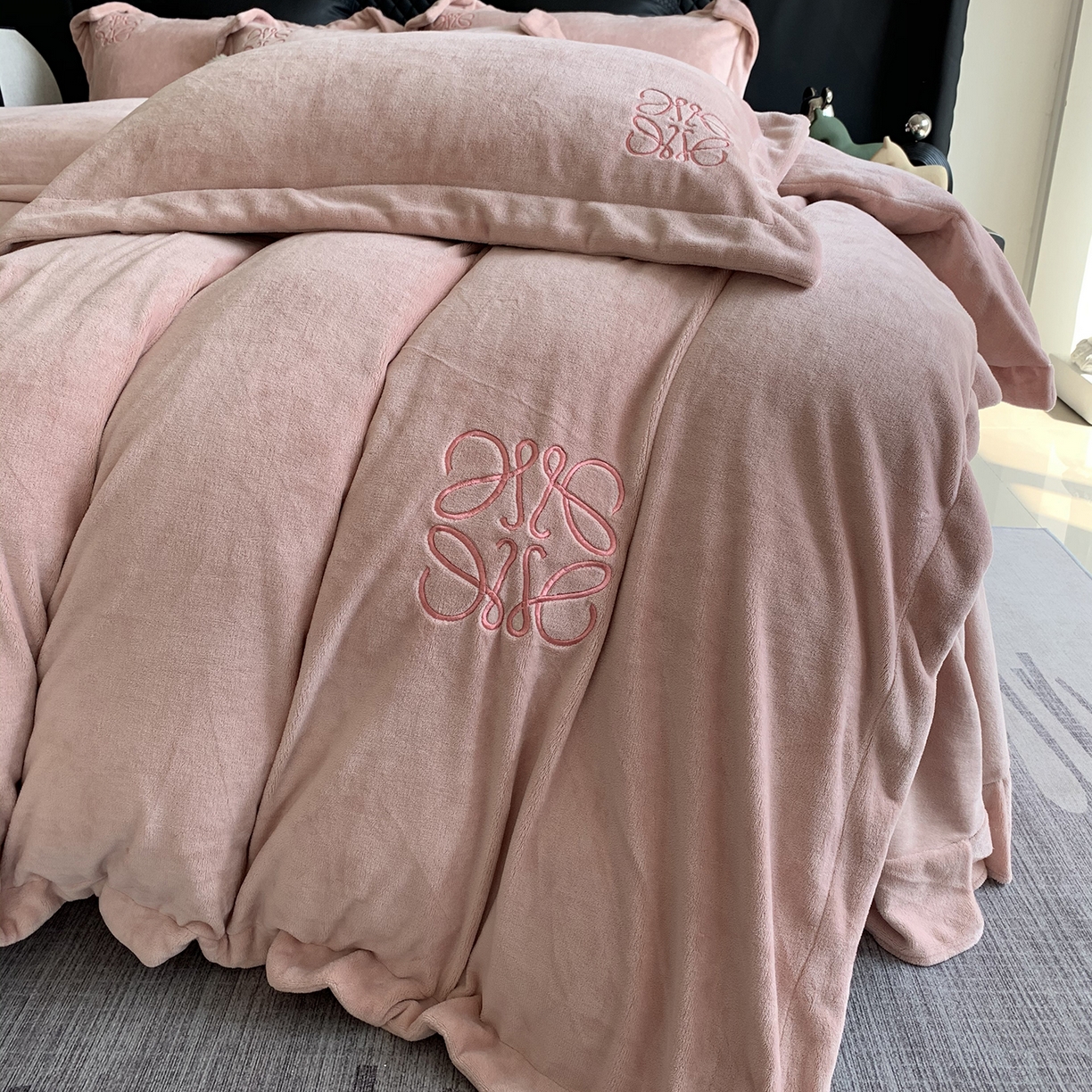 91家纺网 家纺一手货源 找家纺 莱豫家纺 2025秋冬新品加厚牛奶绒刺绣款四件套宽边工艺全消光牛奶绒 罗意威薄雾玫瑰