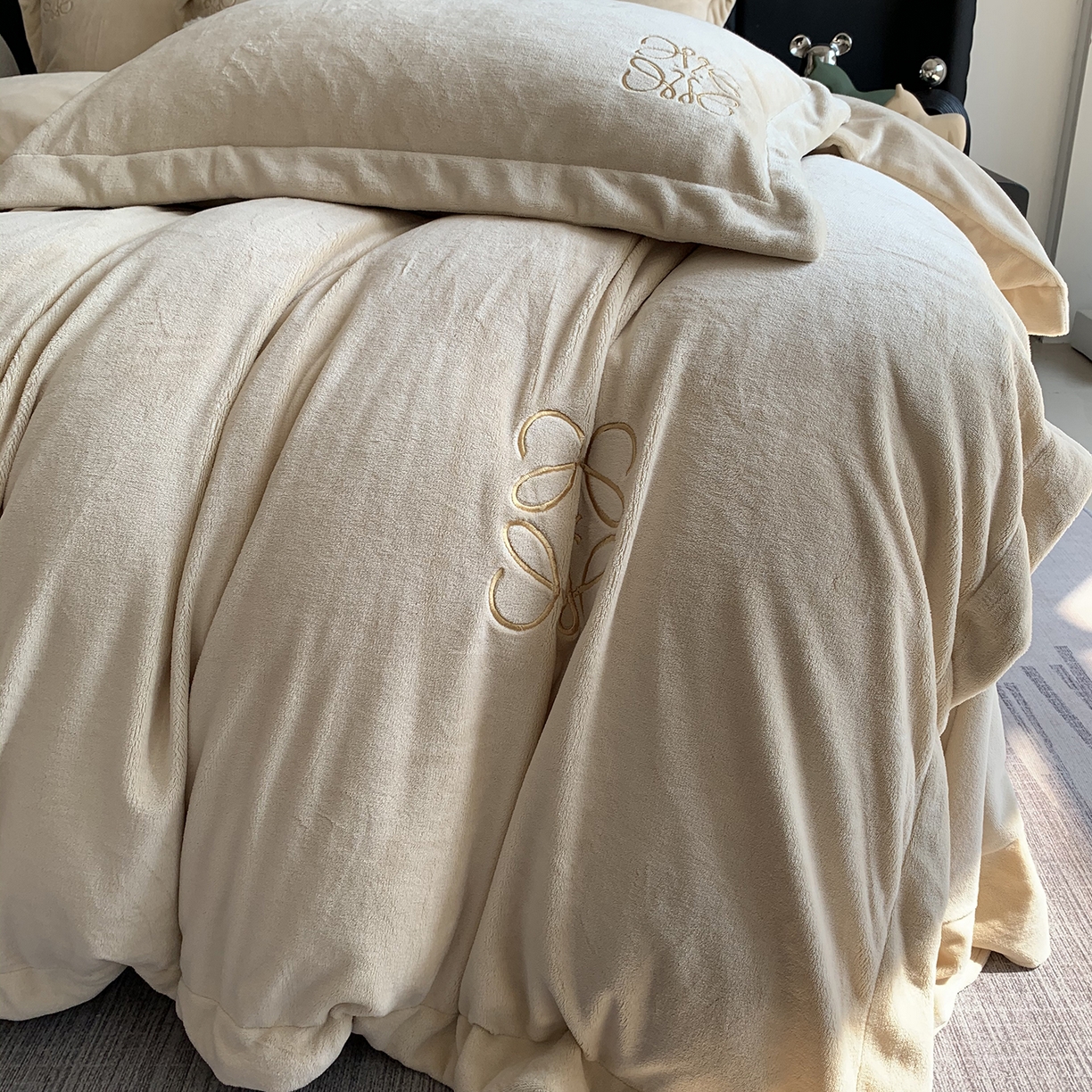 91家纺网 家纺一手货源 找家纺 莱豫家纺 2025秋冬新品加厚牛奶绒刺绣款四件套宽边工艺全消光牛奶绒 罗意威温柔浅杏