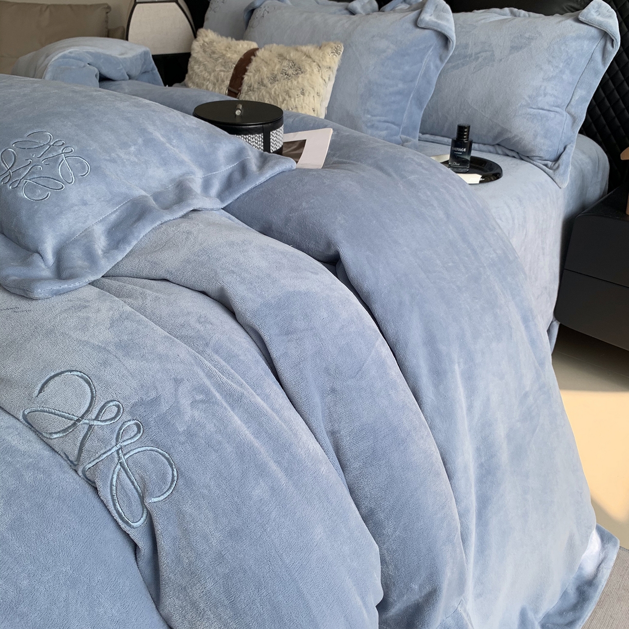 91家纺网 家纺一手货源 找家纺 莱豫家纺 2025秋冬新品加厚牛奶绒刺绣款四件套宽边工艺全消光牛奶绒 罗意威普鲁士蓝