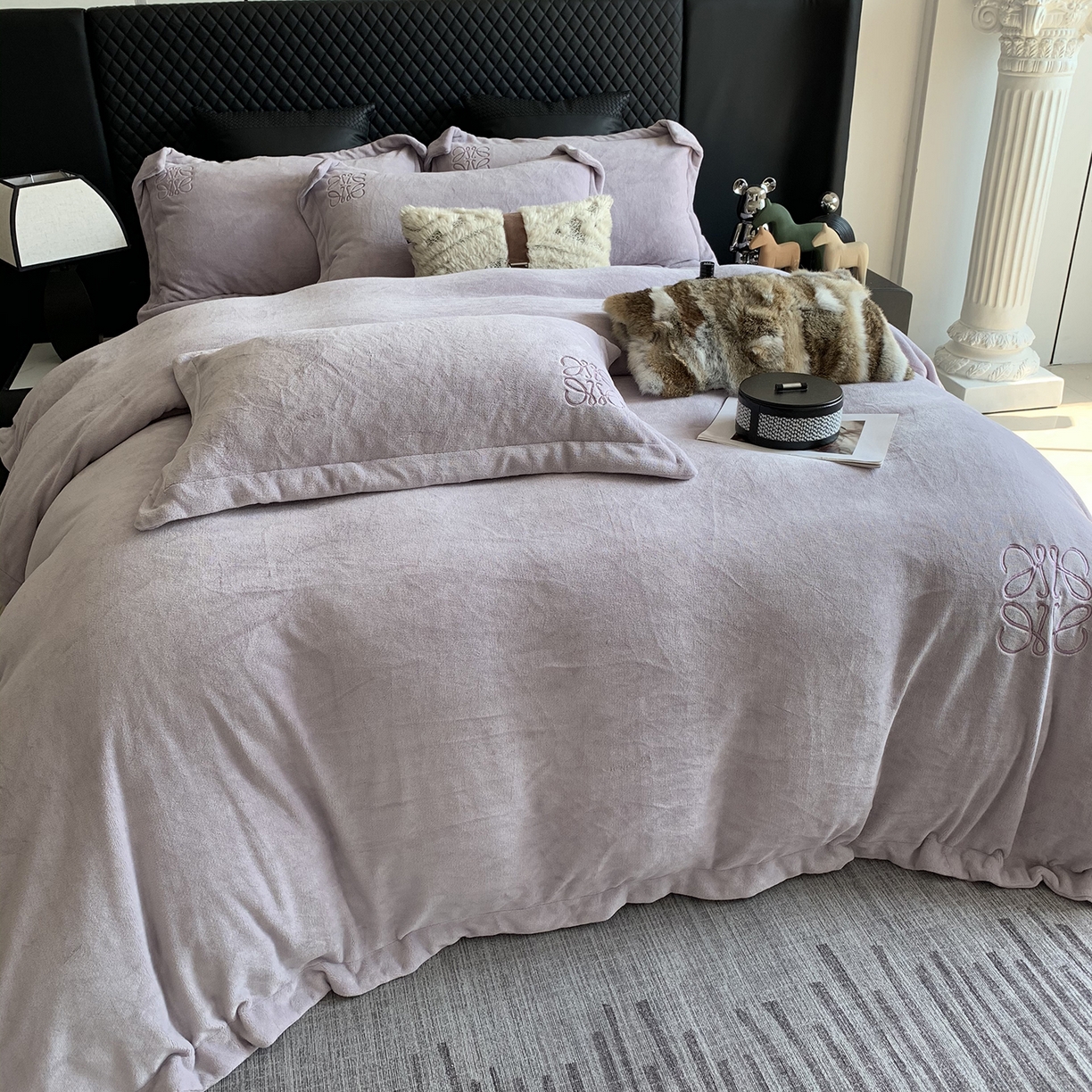 91家纺网 家纺一手货源 找家纺 莱豫家纺 2025秋冬新品加厚牛奶绒刺绣款四件套宽边工艺全消光牛奶绒 罗意威梦幻紫