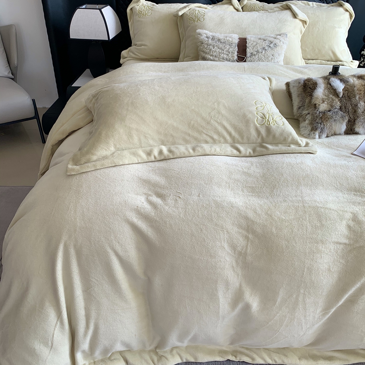 91家纺网 家纺一手货源 找家纺 莱豫家纺 2025秋冬新品加厚牛奶绒刺绣款四件套宽边工艺全消光牛奶绒 罗意威清新雪梨