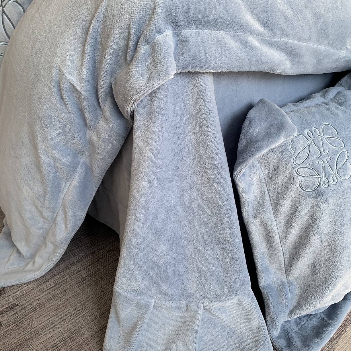 91家纺网 家纺一手货源 找家纺 莱豫家纺 2025秋冬新品加厚牛奶绒刺绣款四件套宽边工艺全消光牛奶绒 罗意威普鲁士蓝