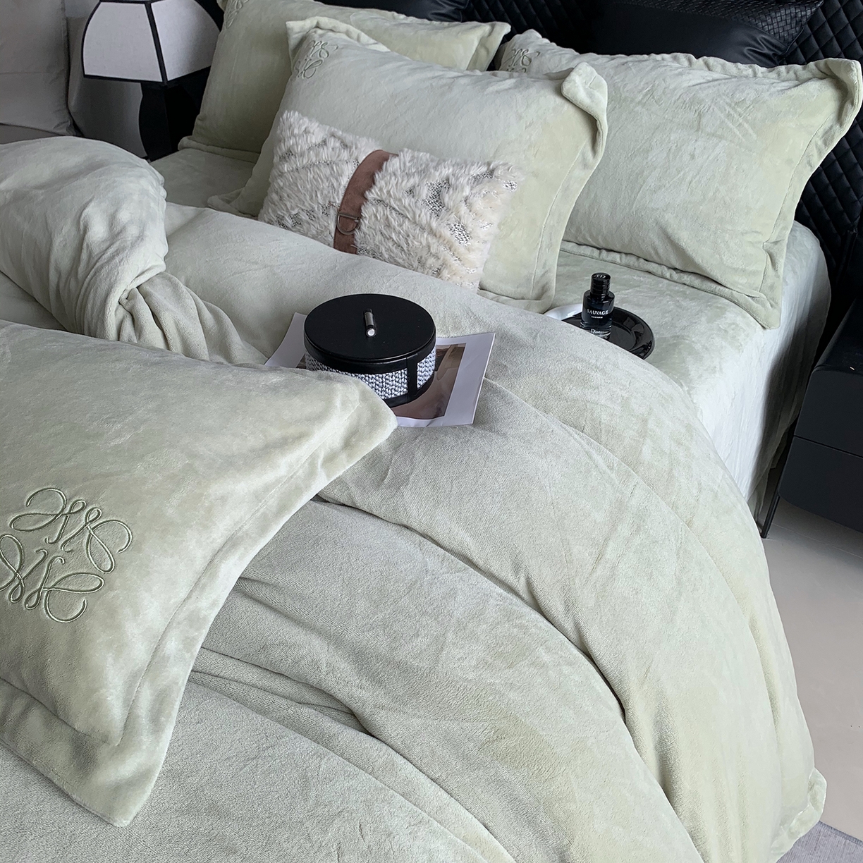 91家纺网 家纺一手货源 找家纺 莱豫家纺 2025秋冬新品加厚牛奶绒刺绣款四件套宽边工艺全消光牛奶绒 罗意威绿罗春