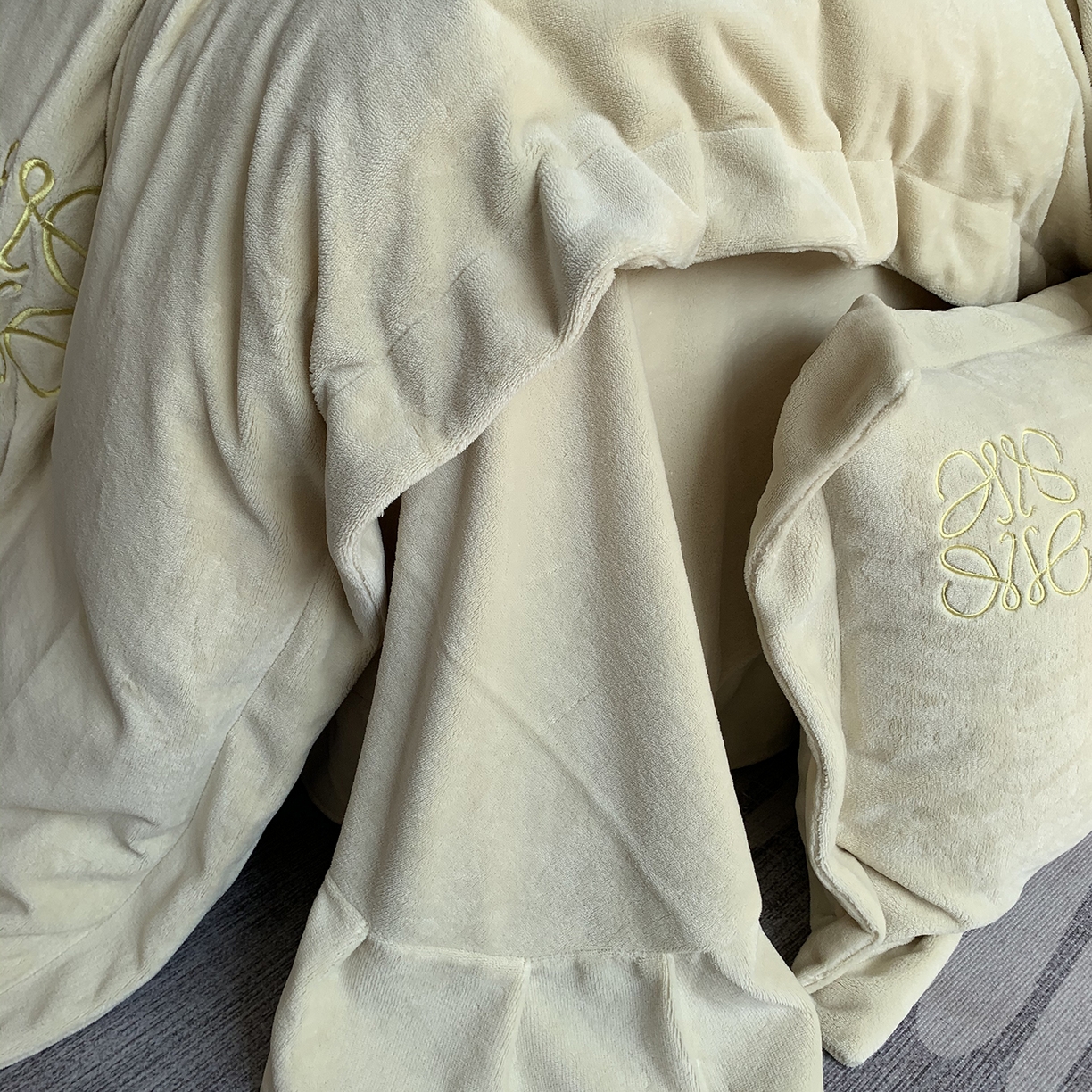 91家纺网 家纺一手货源 找家纺 莱豫家纺 2025秋冬新品加厚牛奶绒刺绣款四件套宽边工艺全消光牛奶绒 罗意威清新雪梨