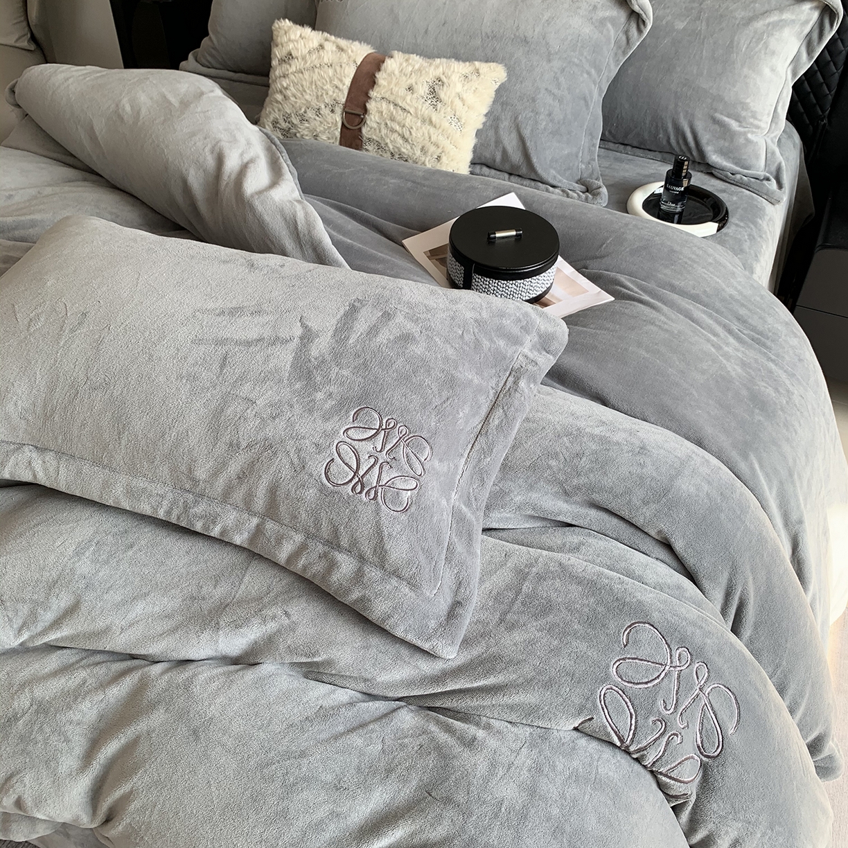 91家纺网 家纺一手货源 找家纺 莱豫家纺 2025秋冬新品加厚牛奶绒刺绣款四件套宽边工艺全消光牛奶绒 罗意威玛瑙灰