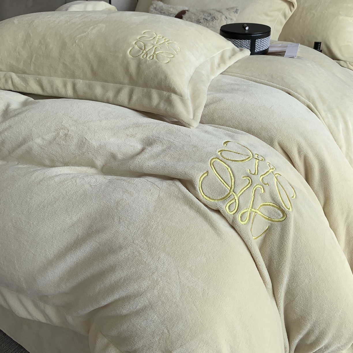 91家纺网 家纺一手货源 找家纺 莱豫家纺 2025秋冬新品加厚牛奶绒刺绣款四件套宽边工艺全消光牛奶绒 罗意威清新雪梨