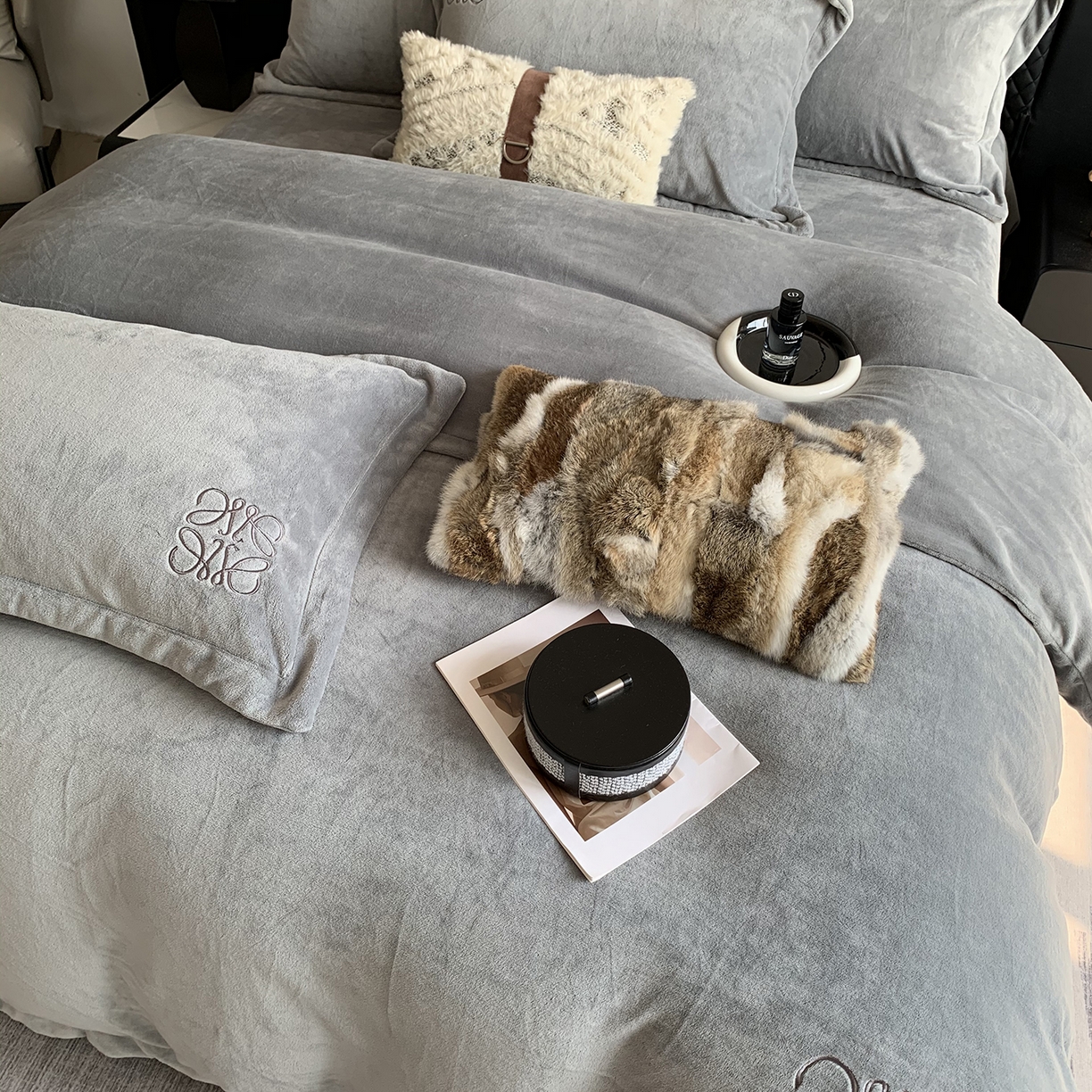 91家纺网 家纺一手货源 找家纺 莱豫家纺 2025秋冬新品加厚牛奶绒刺绣款四件套宽边工艺全消光牛奶绒 罗意威玛瑙灰