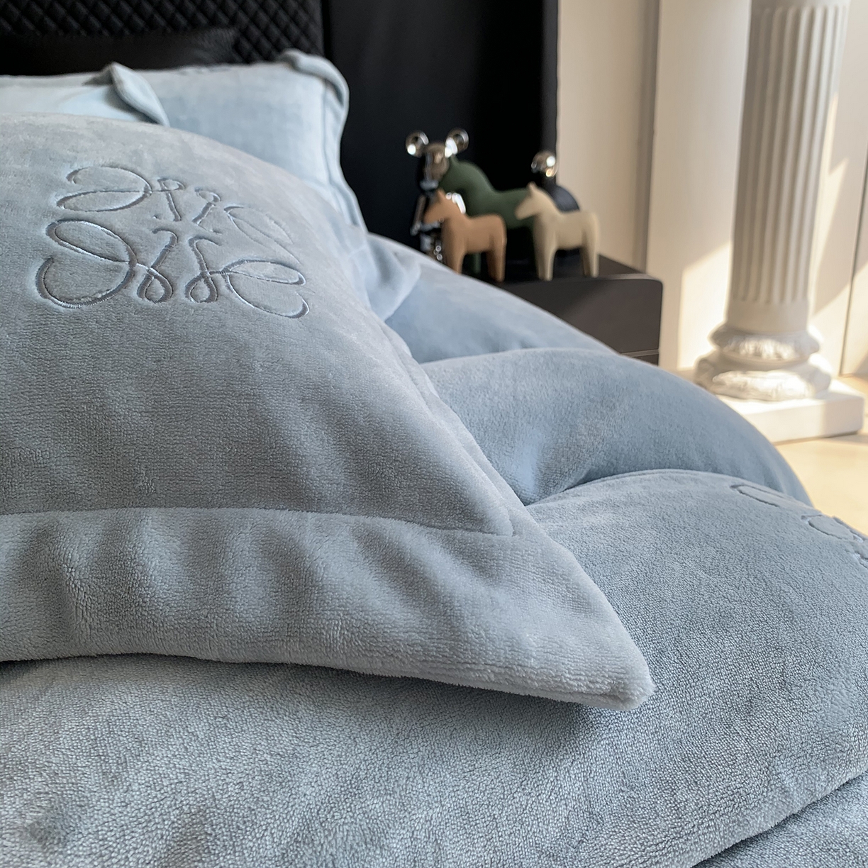 91家纺网 家纺一手货源 找家纺 莱豫家纺 2025秋冬新品加厚牛奶绒刺绣款四件套宽边工艺全消光牛奶绒 罗意威秋波蓝