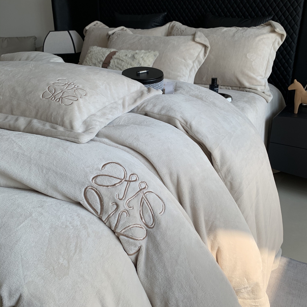 91家纺网 家纺一手货源 找家纺 莱豫家纺 2025秋冬新品加厚牛奶绒刺绣款四件套宽边工艺全消光牛奶绒 罗意威蛋奶咖