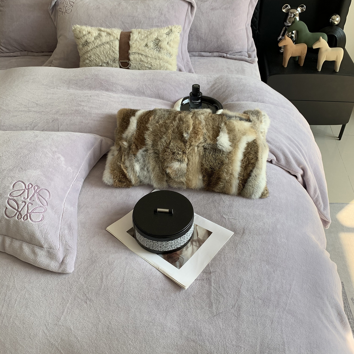 91家纺网 家纺一手货源 找家纺 莱豫家纺 2025秋冬新品加厚牛奶绒刺绣款四件套宽边工艺全消光牛奶绒 罗意威梦幻紫