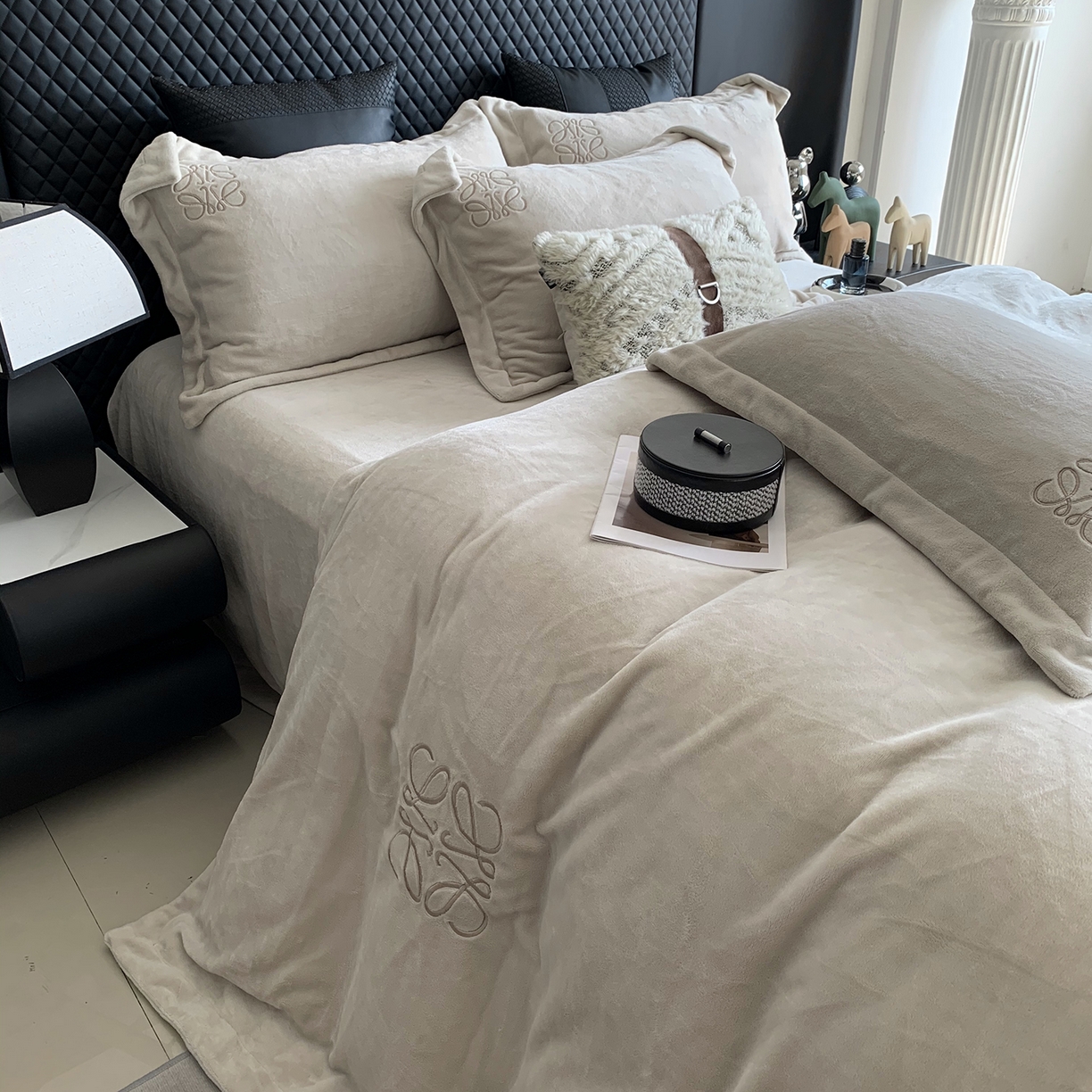 91家纺网 家纺一手货源 找家纺 莱豫家纺 2025秋冬新品加厚牛奶绒刺绣款四件套宽边工艺全消光牛奶绒 罗意威蛋奶咖